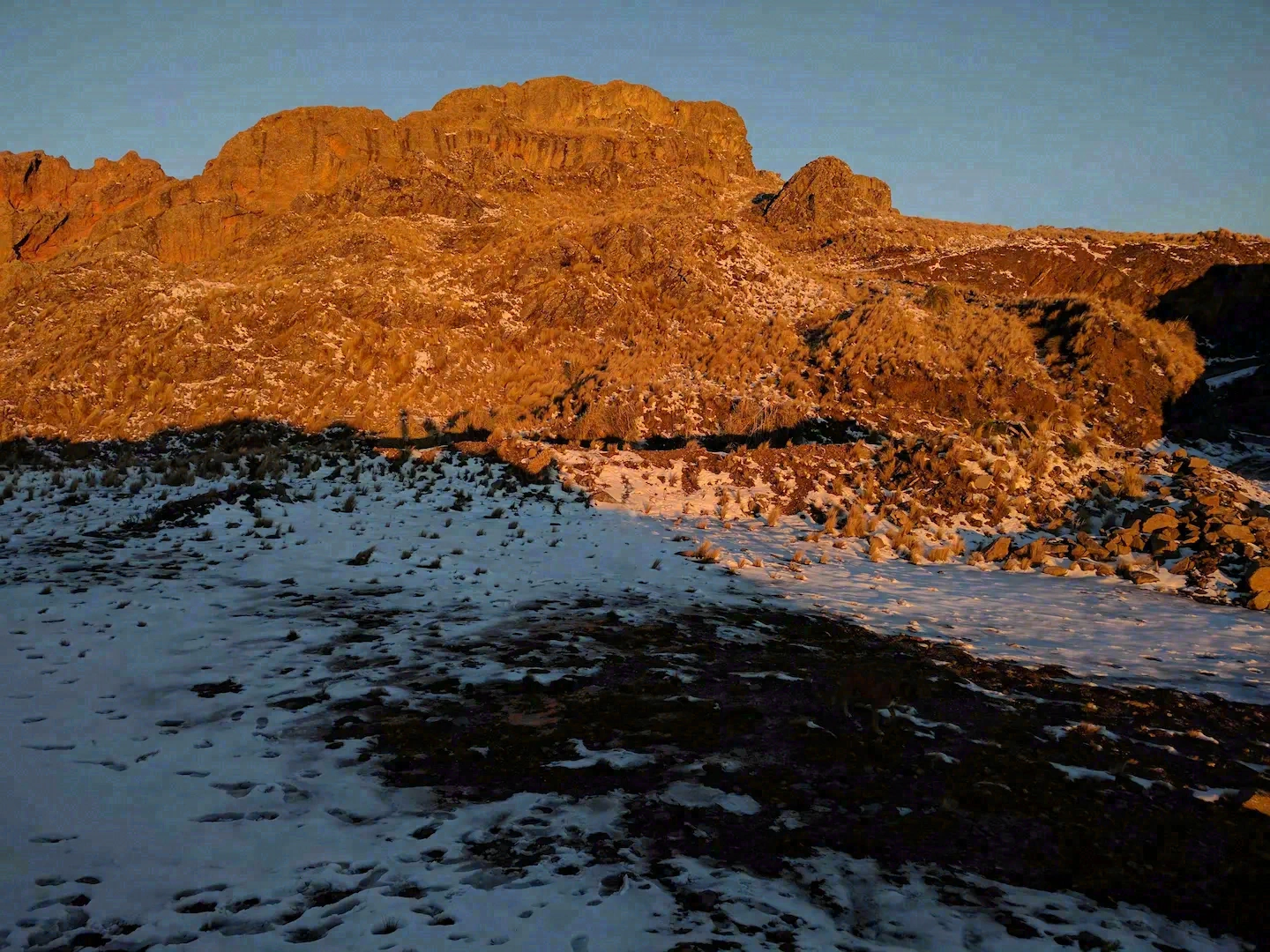 Paisaje de las sierras nevadas y guía de actividades sobre qué hacer en Merlo San Luis en invierno.